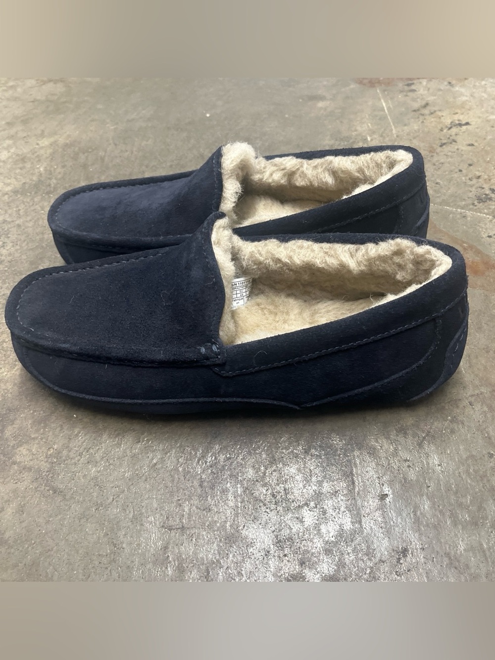 UGG Ascot Suede Slippers Men’s Size 10 Black Warm Comfortable Fall Loungewear
